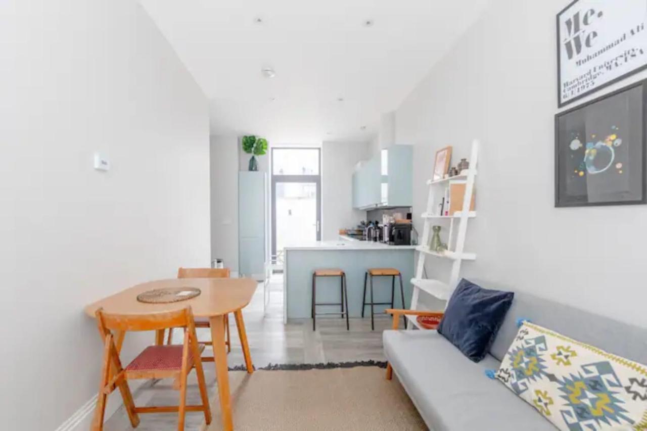 Chic 1bd Flat Wpatio - 2 Mins From Baron's Court! Appartamento *