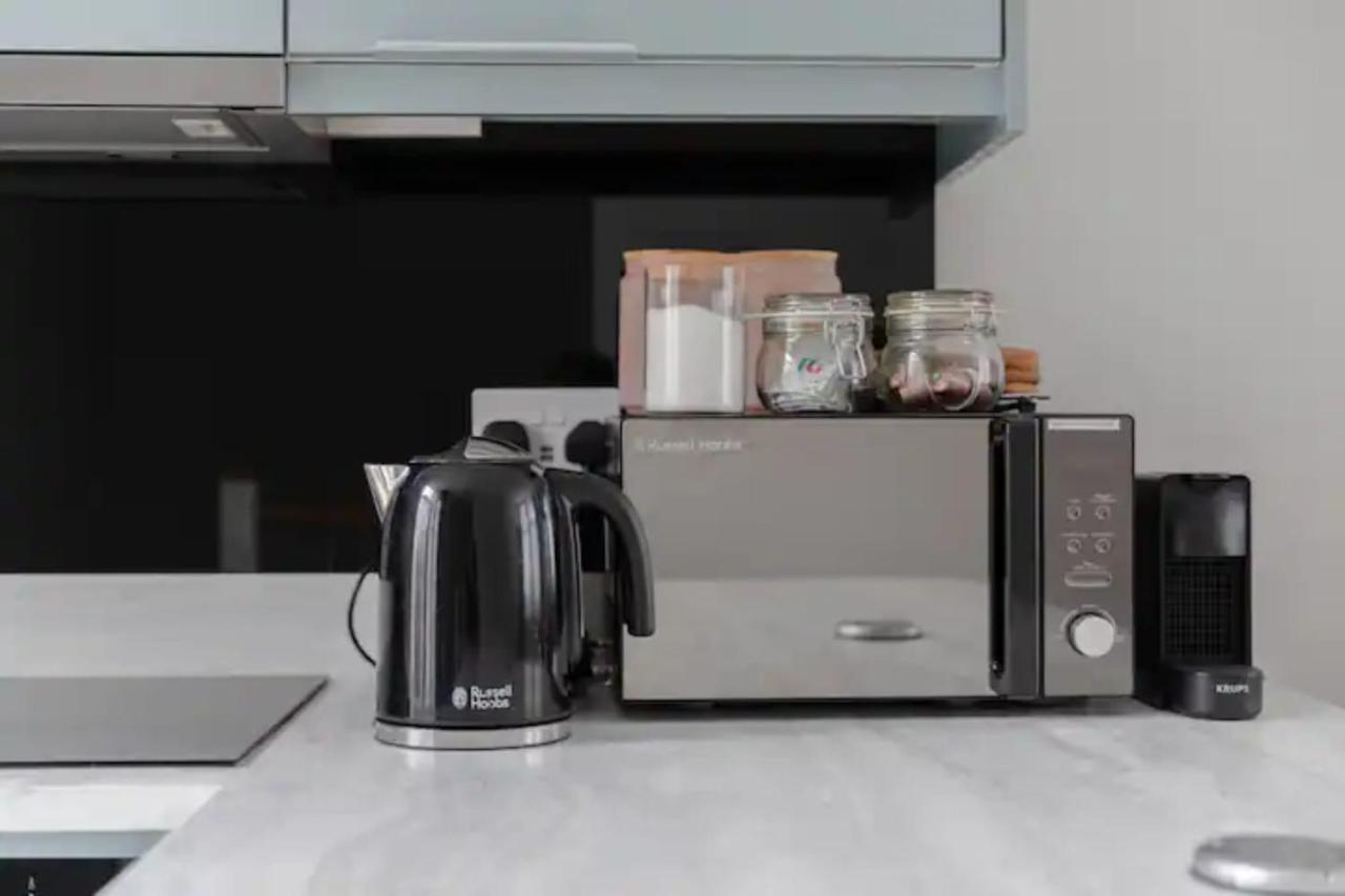 Chic 1bd Flat Wpatio - 2 Mins From Baron's Court! Appartamento