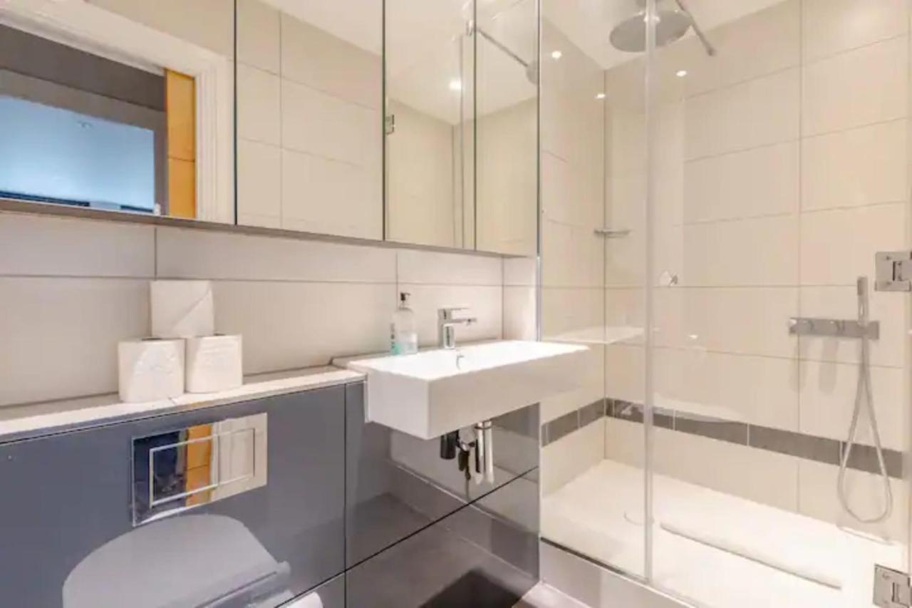 Chic 1bd Flat Wpatio - 2 Mins From Baron's Court! Appartamento Londra