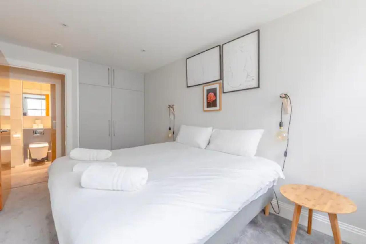 Chic 1bd Flat Wpatio - 2 Mins From Baron's Court! * Londra