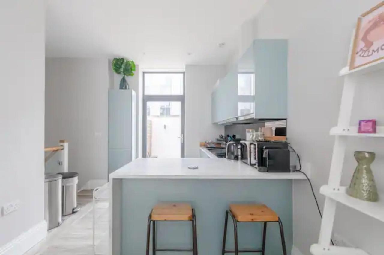 Chic 1bd Flat Wpatio - 2 Mins From Baron's Court! * Londra