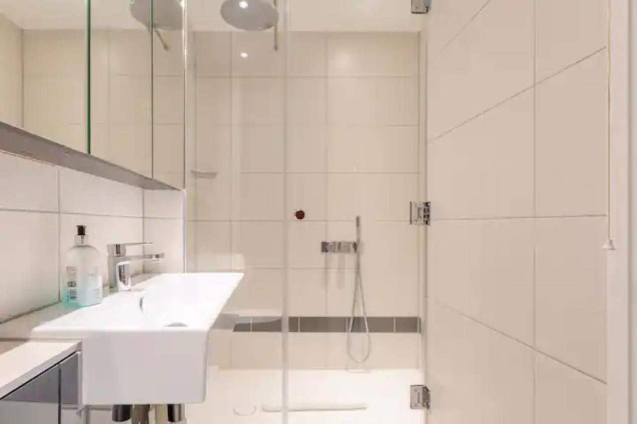 Chic 1bd Flat Wpatio - 2 Mins From Baron's Court! * Londra