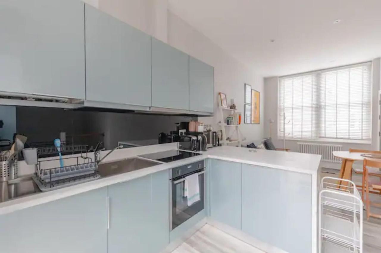 Chic 1bd Flat Wpatio - 2 Mins From Baron's Court! * Londra