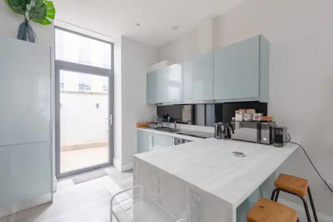 Appartamento Chic 1bd Flat Wpatio - 2 Mins From Baron's Court! Londra