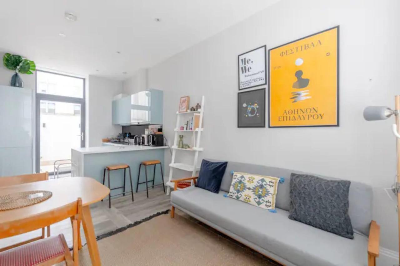 Appartamento Chic 1bd Flat Wpatio - 2 Mins From Baron's Court! Londra
