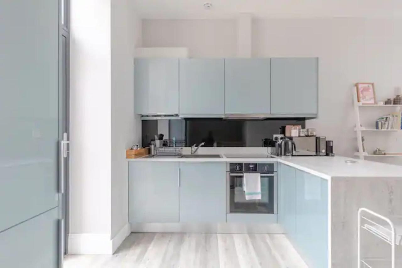 Chic 1bd Flat Wpatio - 2 Mins From Baron's Court! Appartamento Londra