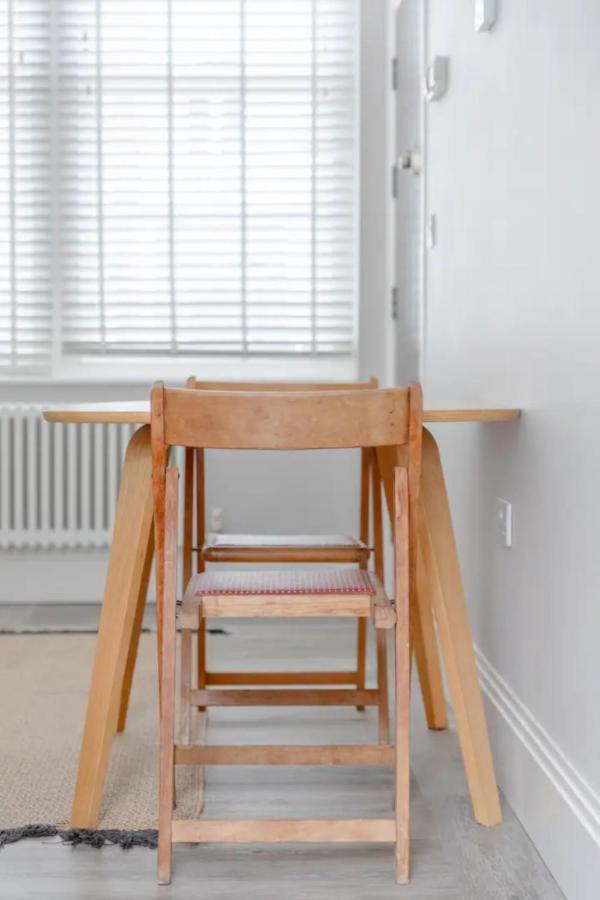 Appartamento Chic 1bd Flat Wpatio - 2 Mins From Baron's Court! *