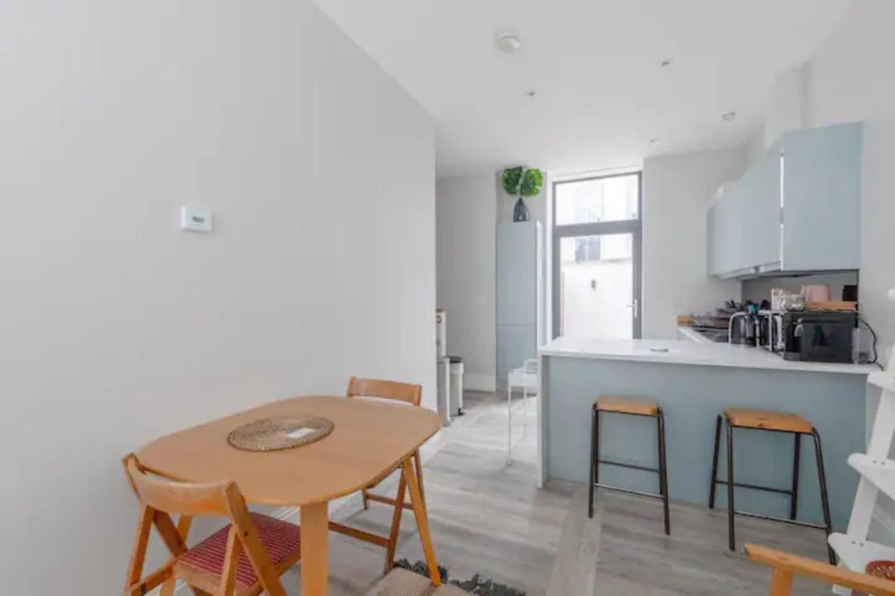 Chic 1bd Flat Wpatio - 2 Mins From Baron's Court! Appartamento *