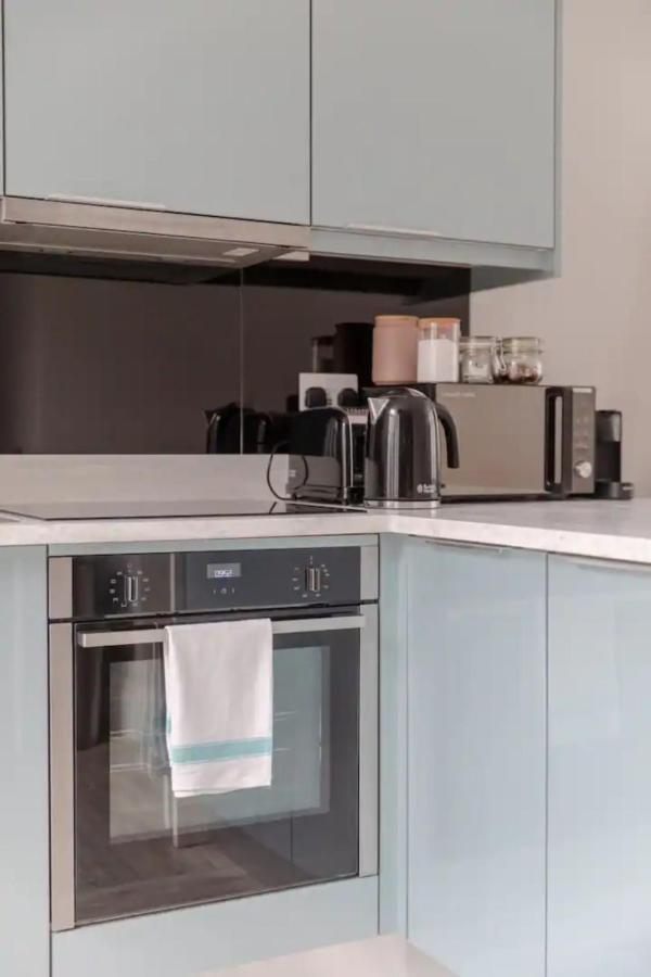 Appartamento Chic 1bd Flat Wpatio - 2 Mins From Baron's Court! *