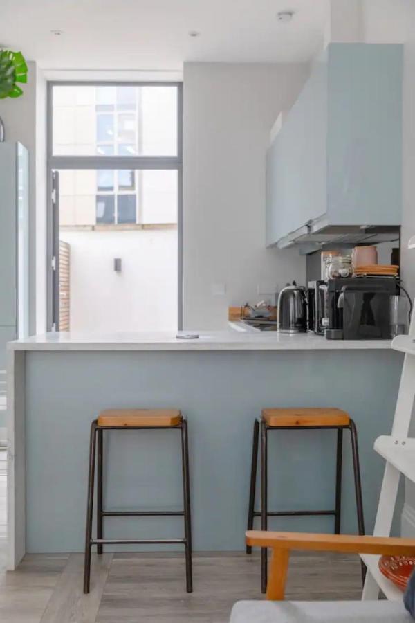 Appartamento Chic 1bd Flat Wpatio - 2 Mins From Baron's Court! *