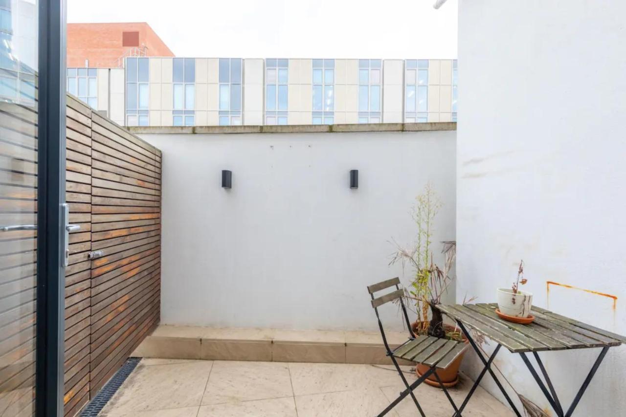 Chic 1bd Flat Wpatio - 2 Mins From Baron's Court! Appartamento